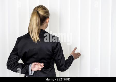 Una donna testimonia come testimone in un caso giudiziario. Foto simbolica per false testimonianze Austria Foto Stock