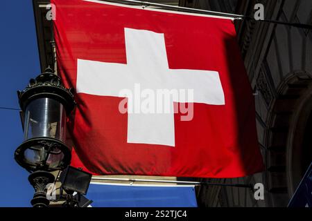 Svizzera, Zurigo. La bandiera svizzera su una casa a Bahnhofstrasse Austria, Europa Foto Stock