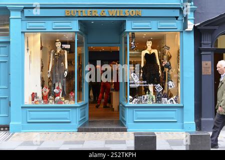 Gioielli e moda in una vetrina blu chiaro. Bambole che indossano abiti eleganti, Londra, regione di Londra, Inghilterra, Gran Bretagna Foto Stock