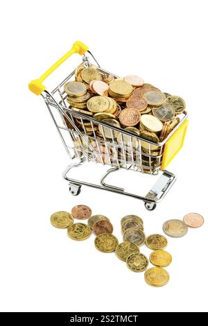 Un carrello della spesa è ben pieno di monete in euro, simboleggiando il potere d'acquisto e il consumo dell'Austria Foto Stock