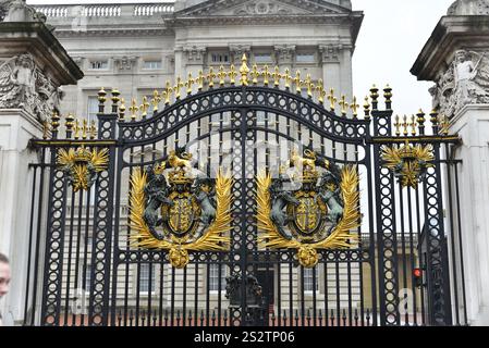 Stemma reale su Tor Tor, Buckingham Palace, Londra, regione di Londra, Inghilterra, Regno Unito, Europa, magnifico cancello in metallo con decorazioni dorate Foto Stock