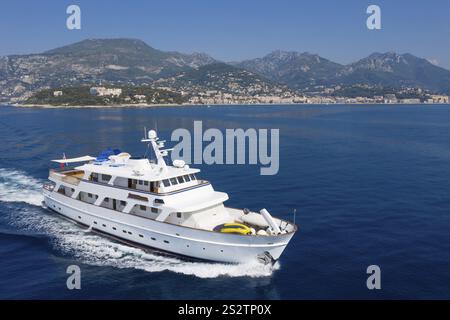 Vista aerea dello yacht a motore ANTARES OF BRITAIN DI 34 metri, consegnato nel 1957 dal cantiere navale britannico Bolson & Son, navigando dal Principato di Monac Foto Stock