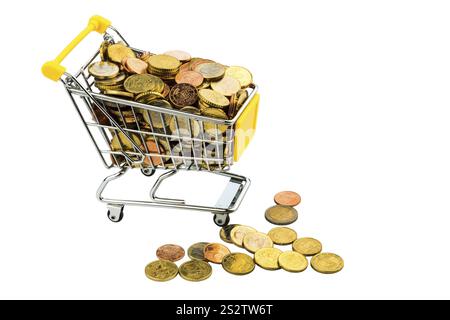Un carrello della spesa è ben pieno di monete in euro, simboleggiando il potere d'acquisto e il consumo dell'Austria Foto Stock