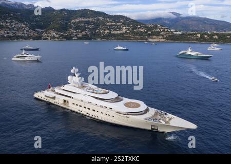 Vista aerea dello yacht a motore da 115 metri PELORUS, costruito nel 2003 dal cantiere navale di Brema Luerssen Yachts per un cliente dell'Arabia Saudita, poi acquistato da Russ Foto Stock