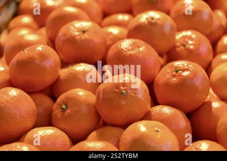 Stalla, Portobello Road, Portobello Market, Notting Hill, Londra, una pila di arance succose, lucenti e fresche, Londra, regione di Londra, Inghilterra, Regno Unito Foto Stock