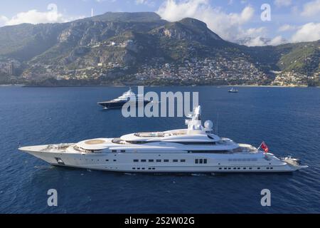 Vista aerea dello yacht a motore da 115 metri PELORUS, costruito nel 2003 dal cantiere navale di Brema Luerssen Yachts per un cliente dell'Arabia Saudita, poi acquistato da Russ Foto Stock