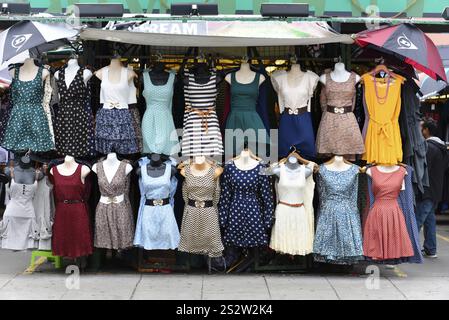 Dress stall, Camden Lock, Camden Town, Londra, regione di Londra, banchina del mercato con una variopinta selezione di abiti estivi su manichini, London, London Re Foto Stock