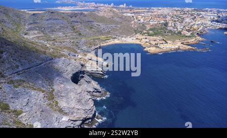 Vista aerea del manga del mar menor con le sue acque cristalline e turchesi che lambiscono dolcemente sulla costa rocciosa vicino a cala Reona Foto Stock