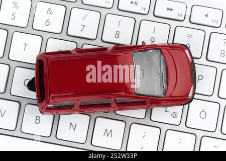 Auto sulla tastiera, foto simbolo per l'acquisto di auto e il commercio di auto su Internet Austria Foto Stock