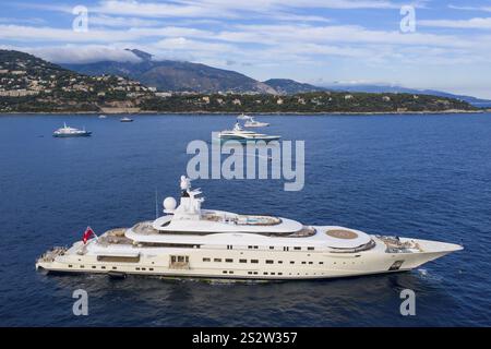 Vista aerea dello yacht a motore da 115 metri PELORUS, costruito nel 2003 dal cantiere navale di Brema Luerssen Yachts per un cliente dell'Arabia Saudita, poi acquistato da Russ Foto Stock