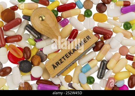 Timbro su tavolette colorate, foto simbolica per l'Associazione medica austriaca, la professione medica e i diritti dei pazienti Austria Foto Stock