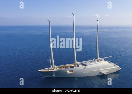 Veduta aerea dello yacht A A tre maestri lungo 143 metri, il più grande yacht A vela del mondo, costruito su progetto del designer Philippe Starck del Foto Stock