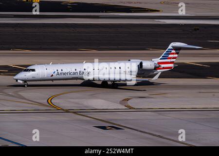 Aeroporto internazionale Sky Harbor 1-4-2025 Phoenix, AZ USA American Eagle Bombardier CRJ700 sulla pista di rullaggio C presso Sky Harbor Intl. Aeroporto. Foto Stock