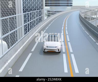 Immagine di un SUV elettrico bianco a guida autonoma che viaggia in autostrada Foto Stock