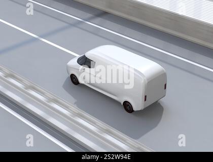 Veicolo bianco con consegna automatica di elettricità che viaggia in autostrada. Copia dello spazio disponibile sulla carrozzeria del veicolo. Foto Stock