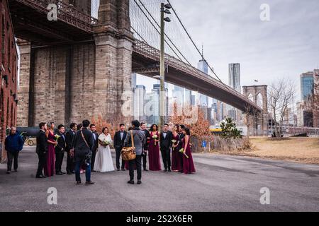 Brooklyn, NY USA - 27 gennaio 2018: Festa di nozze invernale sotto il ponte di Manhattan a DUMBO Brooklyn. Foto Stock