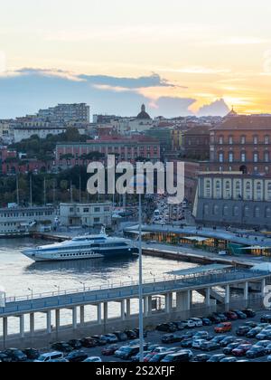 Porto di Napoli, Italia - 10 novembre 2024 - tramonto Foto Stock