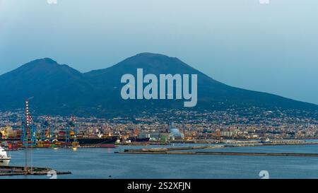 Porto di Napoli, Italia - 10 novembre 2024 - tramonto sul Vesuvio Foto Stock