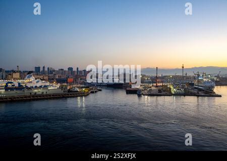 Porto di Napoli, Italia - 10 novembre 2024 - alba Foto Stock