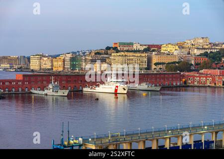 Porto di Napoli, Italia - 10 novembre 2024 - navi della Guardia Costiera ancorate Foto Stock