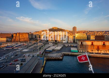 Porto di Napoli, Italia - 10 novembre 2024 - mattina Foto Stock