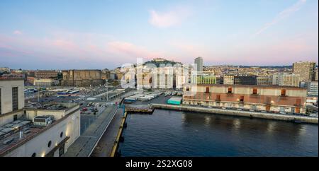 Porto di Napoli, Italia - 10 novembre 2024 - mattina Foto Stock