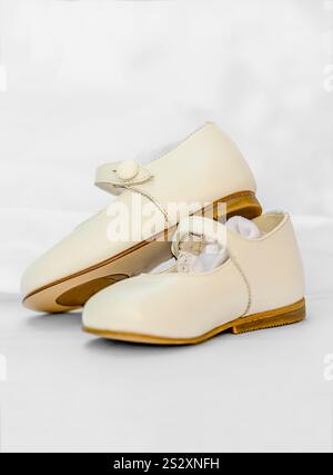 Piccola bambina stivaletti su Abito in pizzo come sfondo Foto Stock