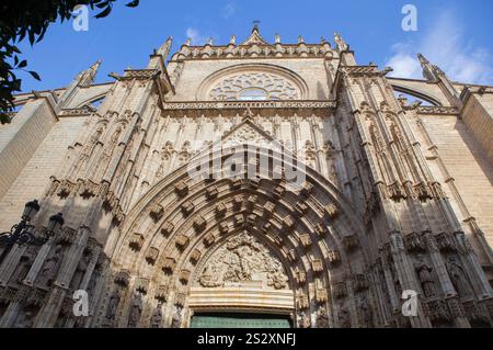 Siviglia, Spagna - 26 settembre 2024: Porta principale della Cattedrale di Siviglia, una delle chiese più grandi del mondo, Siviglia, Spagna Foto Stock