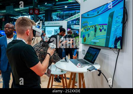 Parigi, Francia, giovane con auricolare, viva Technolgy Trade Show, azienda francese, realtà virtuale, auricolare, BNP Paribas Bank, laboratorio Metaverse, esposizione Foto Stock