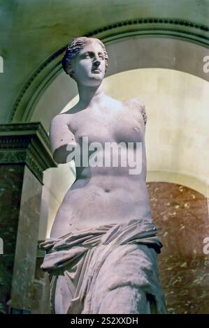 Parigi, Francia, Museo del Louvre, all'interno della galleria delle antichità greche, ala Sully. Statua di Afrodite, nota come Venere di Milo Foto Stock