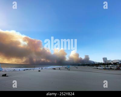 Los Angeles, Stati Uniti. 7 gennaio 2025. L'incendio di Pacific Palisades brucia vicino a Los Angeles, California. Ci si aspetta che forti venti e condizioni secche intensifichino l'incendio nelle Paliasdes del Pacifico. Crediti: Stu Gray/Alamy Live News. Foto Stock