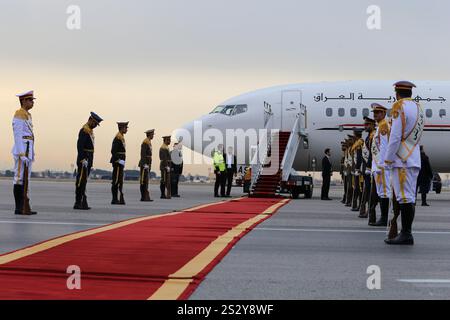 Teheran, Iran. 8 gennaio 2025. L'aereo che trasporta il primo ministro iracheno arriva all'aeroporto internazionale di Mehrabad nella parte occidentale di Teheran. (Credit Image: © Rouzbeh Fouladi/ZUMA Press Wire) SOLO PER USO EDITORIALE! Non per USO commerciale! Foto Stock