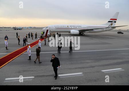 Teheran, Iran. 8 gennaio 2025. L'aereo che trasporta il primo ministro iracheno arriva all'aeroporto internazionale di Mehrabad nella parte occidentale di Teheran. (Credit Image: © Rouzbeh Fouladi/ZUMA Press Wire) SOLO PER USO EDITORIALE! Non per USO commerciale! Foto Stock