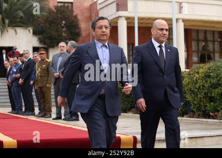 Teheran, Iran. 8 gennaio 2025. Il ministro dell'economia iraniano ABDOLNASER HEMATI (C) arriva per dare il benvenuto al primo ministro iracheno all'aeroporto internazionale di Mehrabad nella parte occidentale di Teheran. (Credit Image: © Rouzbeh Fouladi/ZUMA Press Wire) SOLO PER USO EDITORIALE! Non per USO commerciale! Foto Stock