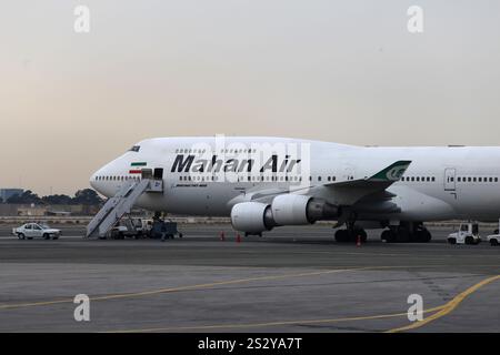 Teheran, Iran. 8 gennaio 2025. Un aereo iraniano Mahan Airlines è parcheggiato presso l'aeroporto internazionale di Mehrabad nella parte occidentale di Teheran. (Credit Image: © Rouzbeh Fouladi/ZUMA Press Wire) SOLO PER USO EDITORIALE! Non per USO commerciale! Foto Stock