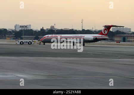 Teheran, Iran. 8 gennaio 2025. Un aereo iraniano Ata Airlines è parcheggiato presso l'aeroporto internazionale di Mehrabad nella parte occidentale di Teheran. (Credit Image: © Rouzbeh Fouladi/ZUMA Press Wire) SOLO PER USO EDITORIALE! Non per USO commerciale! Foto Stock