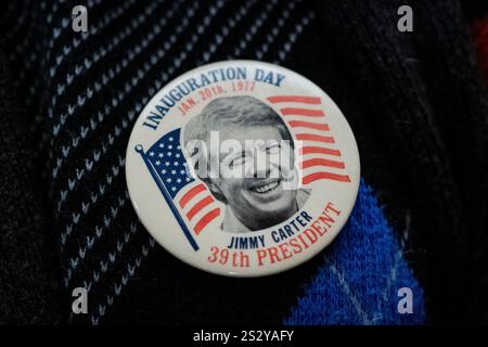 Washington, Stati Uniti. 7 gennaio 2025. Un membro del pubblico indossa un Jimmy Carter Inauguration Day mentre guarda lo scrigno del presidente Jimmy Carter mentre il suo corpo si trova nello stato della Capitol Rotunda degli Stati Uniti a Washington, DC, martedì 7 gennaio 2025. Il corpo di Carter resterà nello stato fino al servizio funebre presso la Cattedrale Nazionale il 9 gennaio. Carter, il 39° presidente degli Stati Uniti d'America, morì all'età di 100 anni il 29 dicembre 2024 nella sua casa di Plains, Georgia. Foto di Bonnie Cash/UPI credito: UPI/Alamy Live News Foto Stock