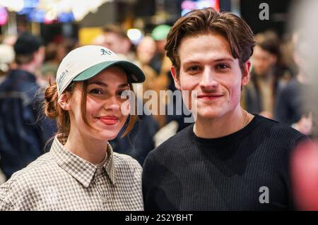 Ina Hout und Moritz Bäckerling bei der Premiere des Kinofilms Fünf Finger sind ne Faust im CineMotion. Berlino, 07.01.2025 *** Ina Hout e Moritz Bäckerling alla prima del film Fünf Finger sind ne Faust al CineMotion Berlin, 07 01 2025 foto:XM.xPatzigx/xFuturexImagex Finger 5107 Foto Stock