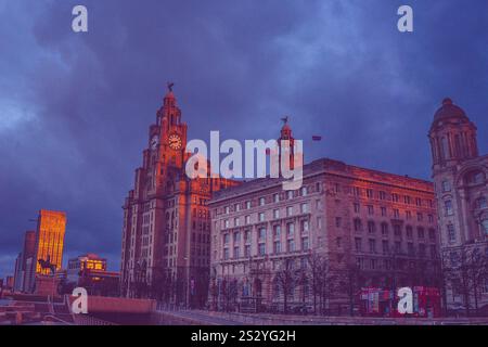 Liverpool Pier dirigersi all'alba Foto Stock