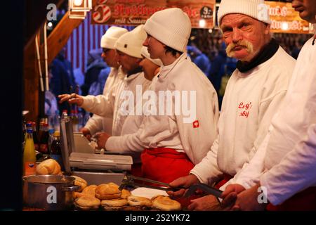 Bratwurst, Grill, Nürnberg, Nürnberger Weihnachtsmarkt, Nürnberger Christkindlesmarkt, Mit Engeln, Anhänger, Kugeln, Glühwein und vielen Grillsachen! Foto Stock