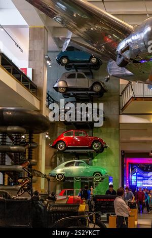 LONDRA, GRAN BRETAGNA - 22 MAGGIO 2014: Questo è un frammento dello showroom dei trasporti con auto degli anni '50 e '60 al Museo della Scienza. Foto Stock
