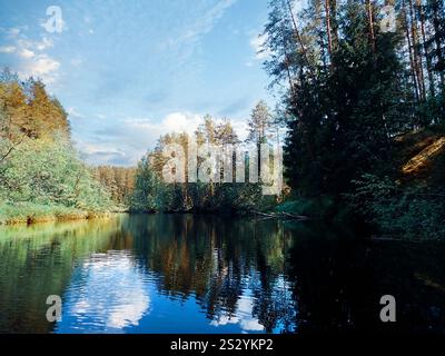 Esplorando la bellezza remota del fiume Volga superiore in Russia Foto Stock
