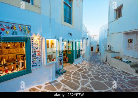 Mykonos, Grecia - 20 maggio 2018: Strada greca con porte colorate e finestre luminose in serata Foto Stock