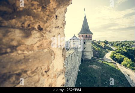 Kamianets-Podilskyi, Ucraina - 15 luglio 2015: Mura di pietra della fortezza di Kamenetz-Podolsky Foto Stock