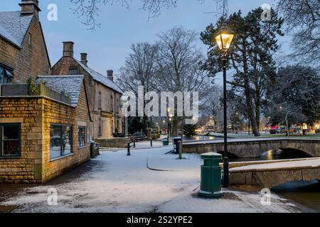 Neve a Bourton sull'acqua all'alba, Cotswolds, Gloucestershire, Inghilterra Foto Stock