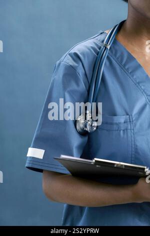 Uno stetoscopio su una spalla dei professionisti medici Foto Stock