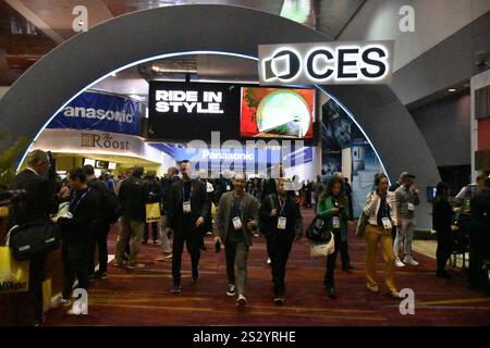 Las Vegas, Stati Uniti. 7 gennaio 2025. Le persone visitano il 2025 Consumer Electronics Show (CES) a Las Vegas, Stati Uniti, 7 gennaio 2025. Il Consumer Electronics Show (CES) 2025, il più importante evento tecnologico al mondo, è ufficialmente iniziato martedì nella città di Las Vegas. L'evento annuale, che si svolge dal martedì al venerdì, attira oltre 4.500 espositori da oltre 160 paesi e regioni, tra cui circa 1.400 startup, secondo la U.S. Consumer Technology Association (CTA), organizzatrice del CES. Crediti: Zeng Hui/Xinhua/Alamy Live News Foto Stock