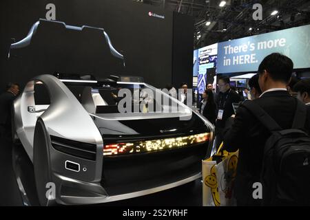 Las Vegas, Stati Uniti. 7 gennaio 2025. Le persone visitano il 2025 Consumer Electronics Show (CES) a Las Vegas, Stati Uniti, 7 gennaio 2025. Il Consumer Electronics Show (CES) 2025, il più importante evento tecnologico al mondo, è ufficialmente iniziato martedì nella città di Las Vegas. L'evento annuale, che si svolge dal martedì al venerdì, attira oltre 4.500 espositori da oltre 160 paesi e regioni, tra cui circa 1.400 startup, secondo la U.S. Consumer Technology Association (CTA), organizzatrice del CES. Crediti: Zeng Hui/Xinhua/Alamy Live News Foto Stock