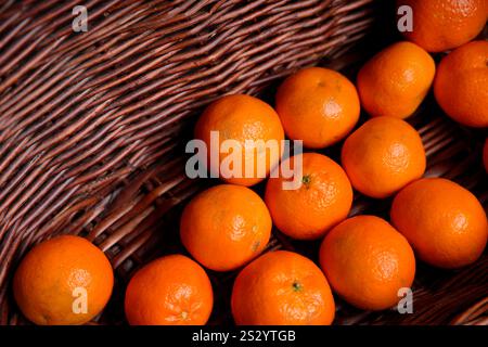 diversi mandarini in un cestino con spazio per le copie Foto Stock