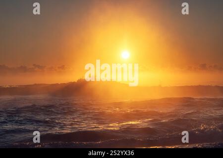 Golden Sunset Over Ocean Waves con luce radiosa e un'atmosfera vibrante Foto Stock